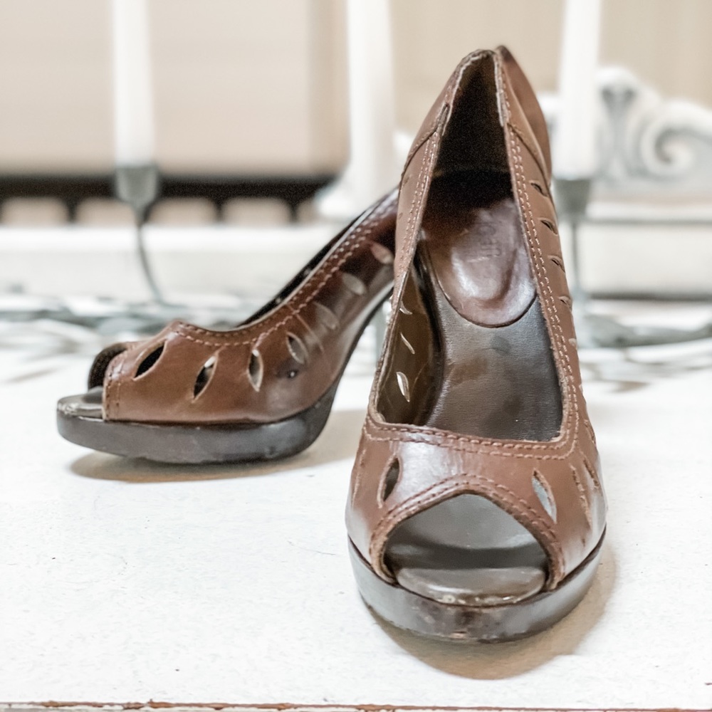 Cathy Jean brown leather open-toe pumps